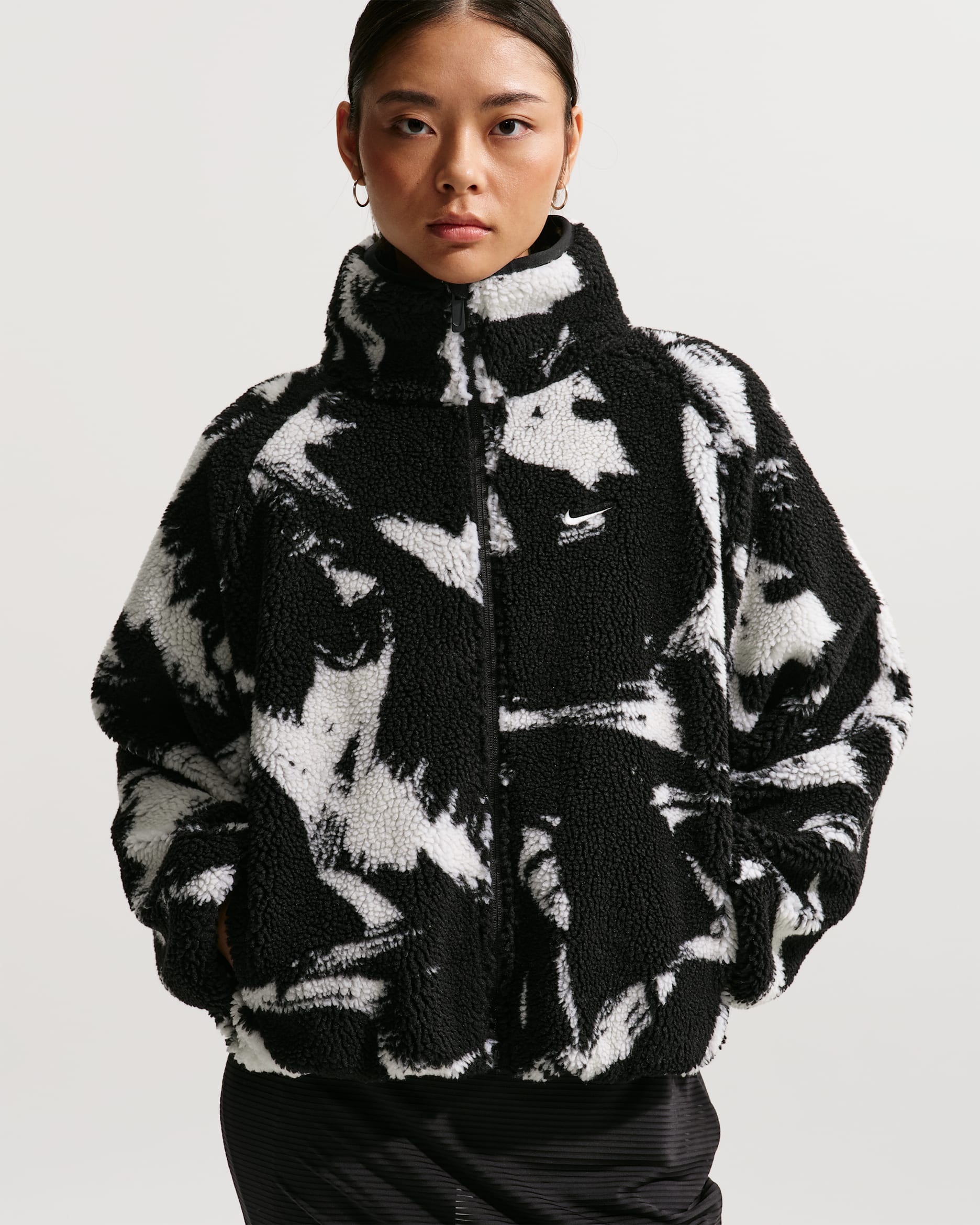 Black & White レディース　フリースジャケット Nike Sportswear Women's Oversized High-Pile Fleece Top. Nike JP